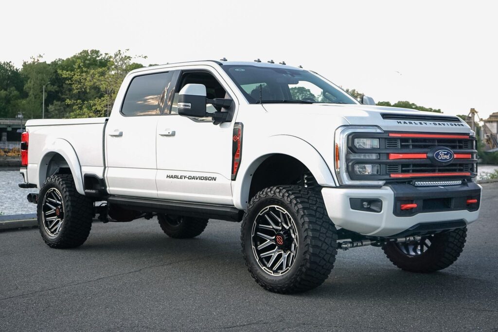 2023 Ford Super Duty F-250 SRW LARIAT 4WD Crew Cab 6.75' Box Star White Metallic Tri-Coat for sale at ExoticMotors.com