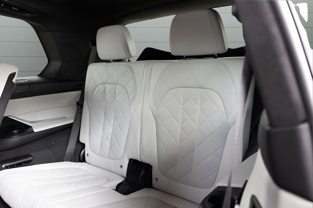 2023 BMW X7 xDrive40i — photo 3