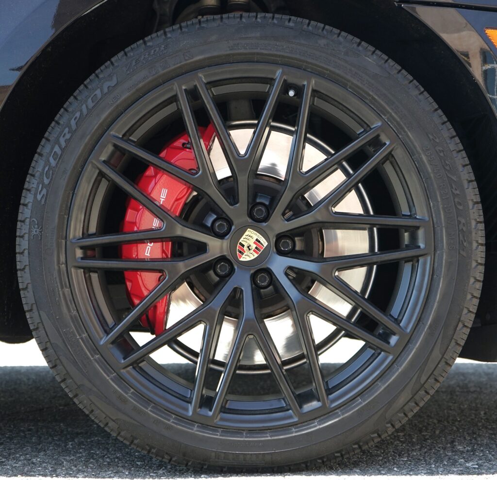 2023 Porsche Macan — photo 2