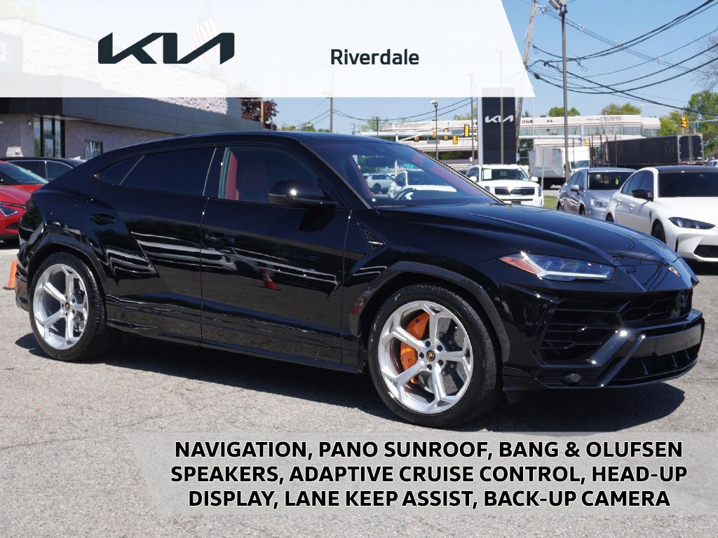 2022 Lamborghini Urus in Black