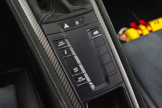 2025 Porsche 718 GT4 RS - Photo 52