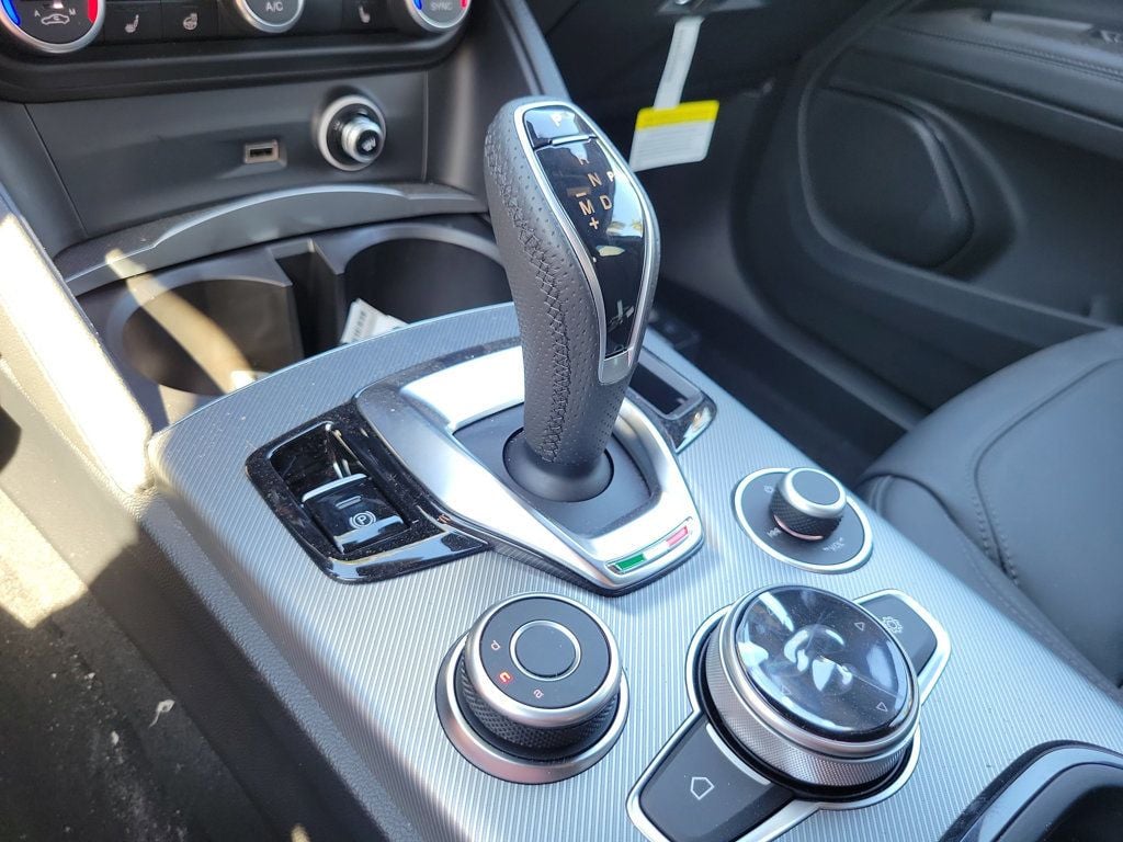 2025 Alfa Romeo Stelvio — photo 2