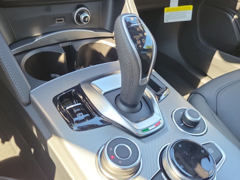 2026 Alfa Romeo Stelvio AWD — photo 2