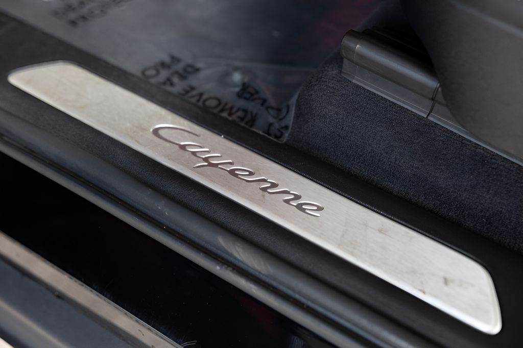 2023 Porsche Cayenne Base — photo 2