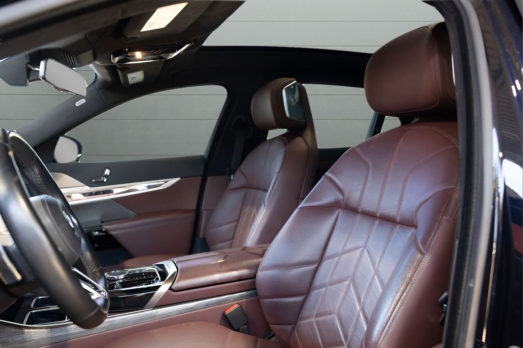 2023 BMW 7 Series 760i xDrive — photo 3