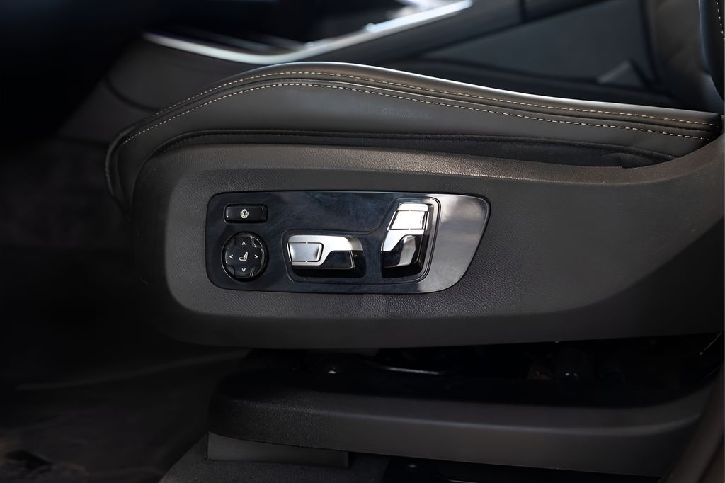 2025 BMW X5 M60i — photo 2