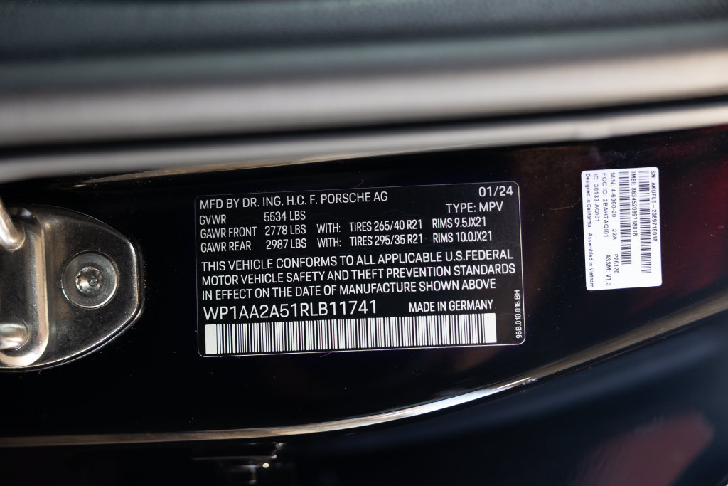 2024 Porsche Macan Base — photo 2