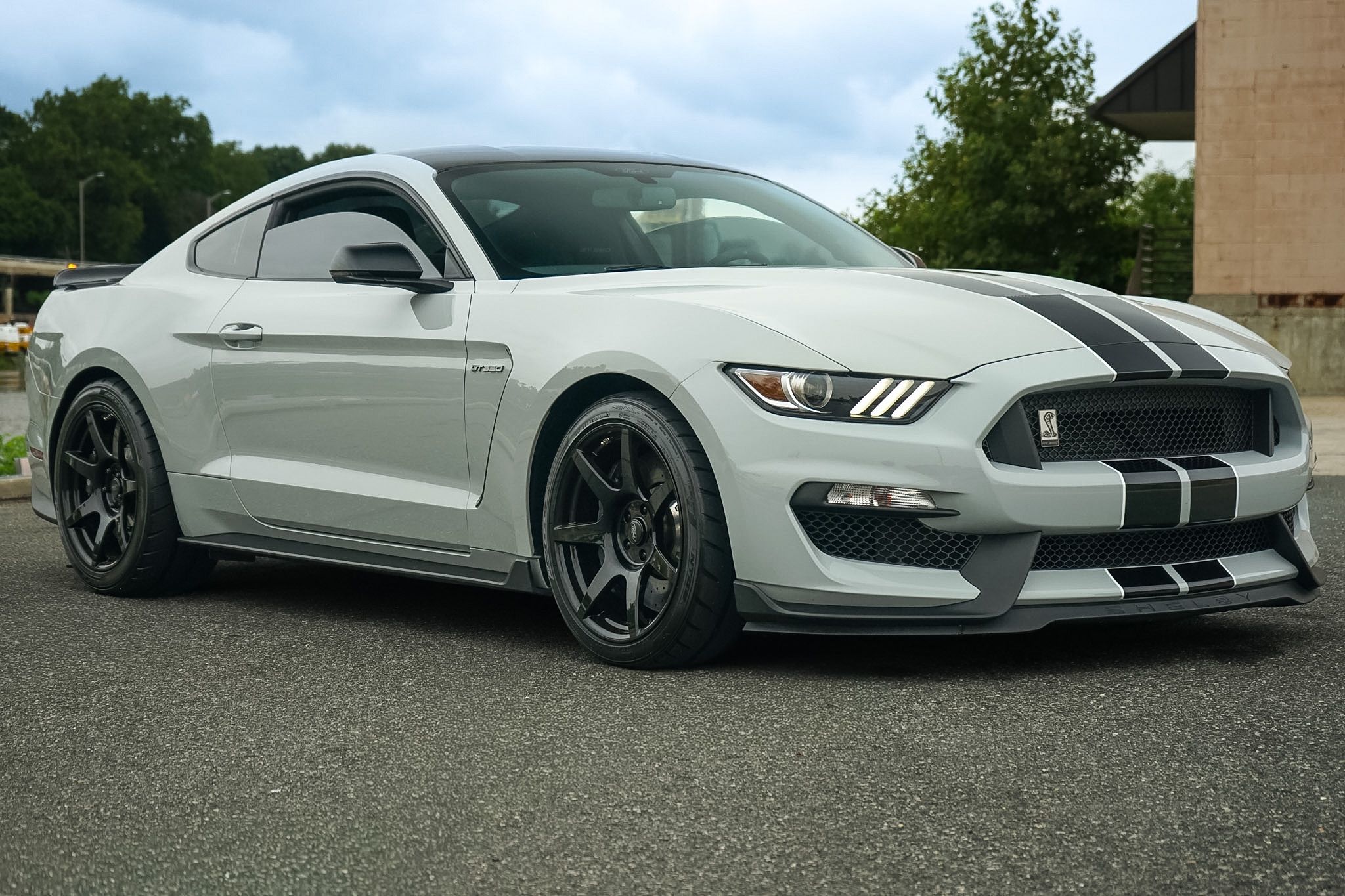 2017 Ford Mustang — photo 1