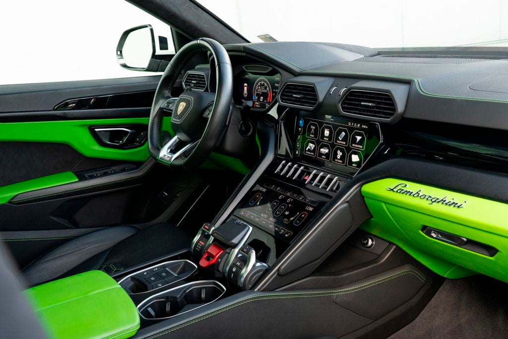 2021 Lamborghini Urus — photo 3