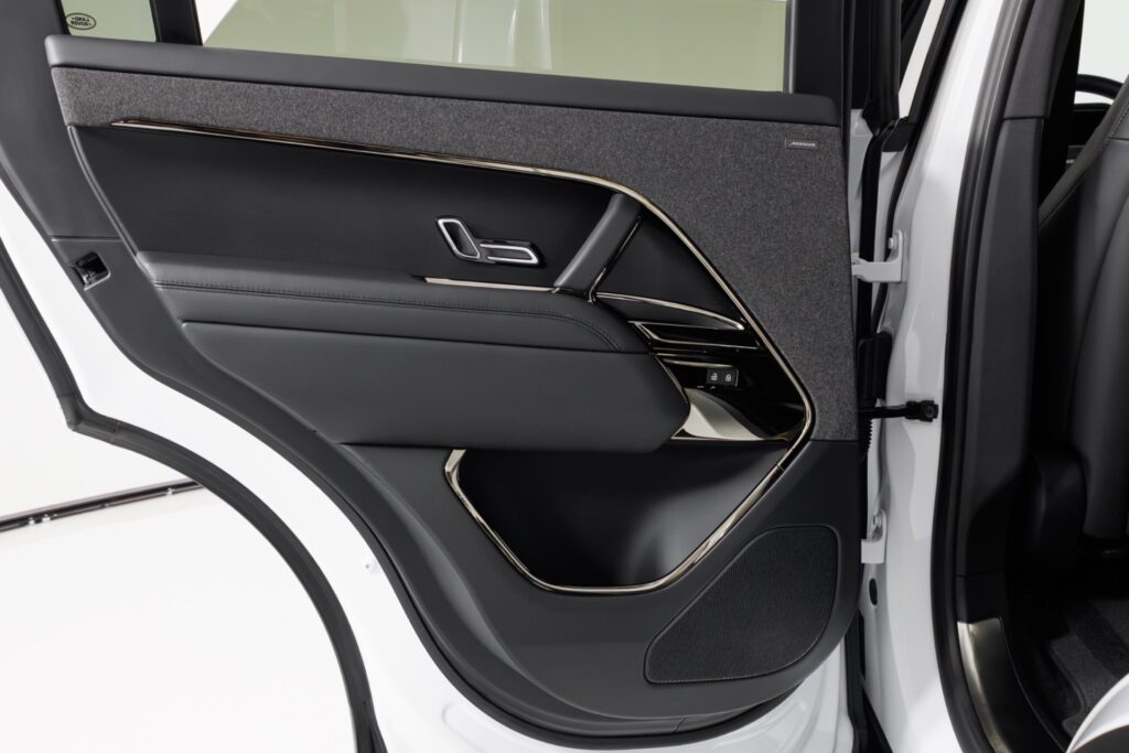 2024 Land Rover Range Rover Sport SE — photo 3