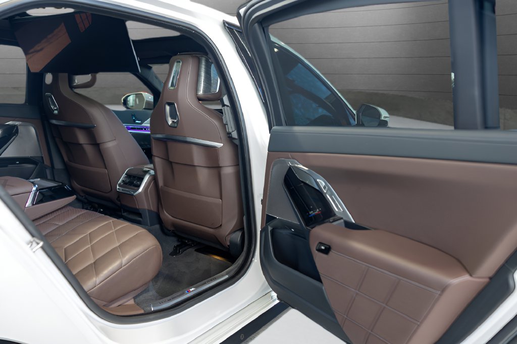 2024 BMW i7 xDrive60 — photo 3