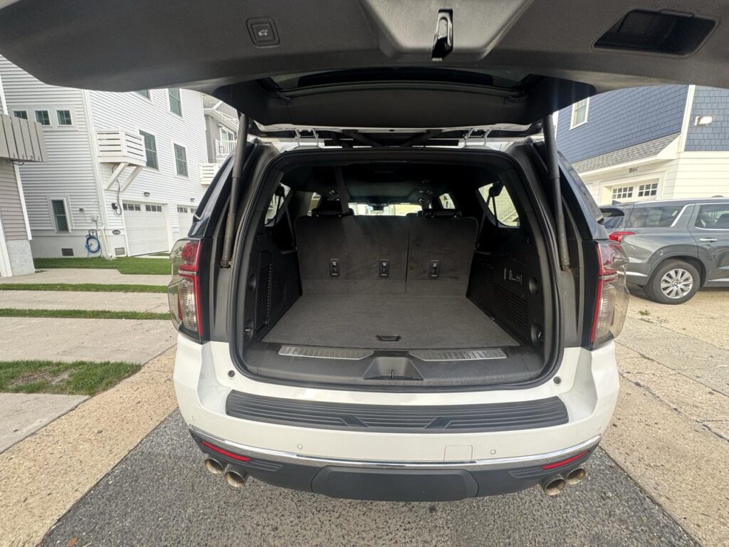 2024 Chevrolet Suburban 4WD 4dr Premier — photo 2