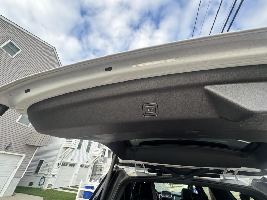 2024 Chevrolet Suburban 4WD 4dr Premier — photo 3