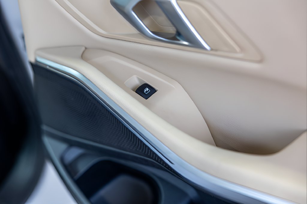 2026 BMW 3 Series 330i xDrive — photo 3