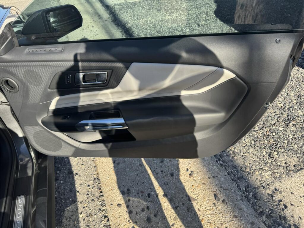 2025 Ford Mustang GT Fastback — photo 2